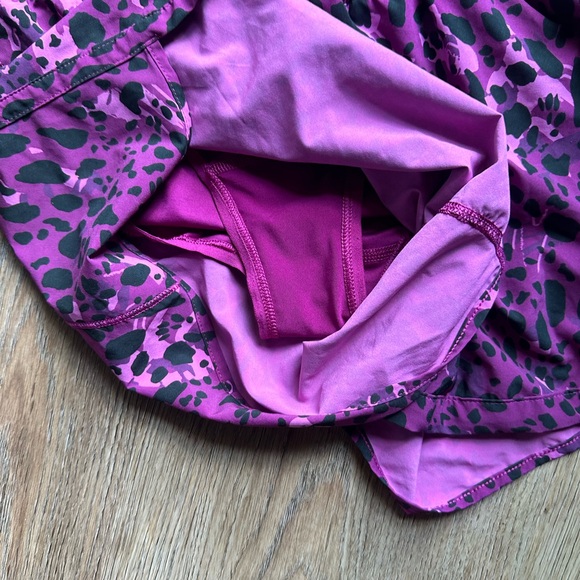 LULULEMON TRACK THAT MR SHORTS 5” in CAMO CHETAH MAGENTA PURPLE size 8 - Picture 6 of 7